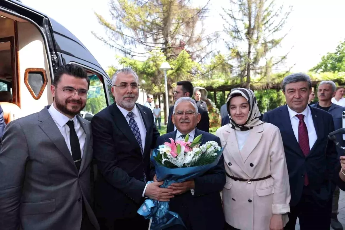 Bakan Işıkhan, Kayseri Büyükşehir Belediye Başkanı Büyükkılıç'ı Ziyaret Etti