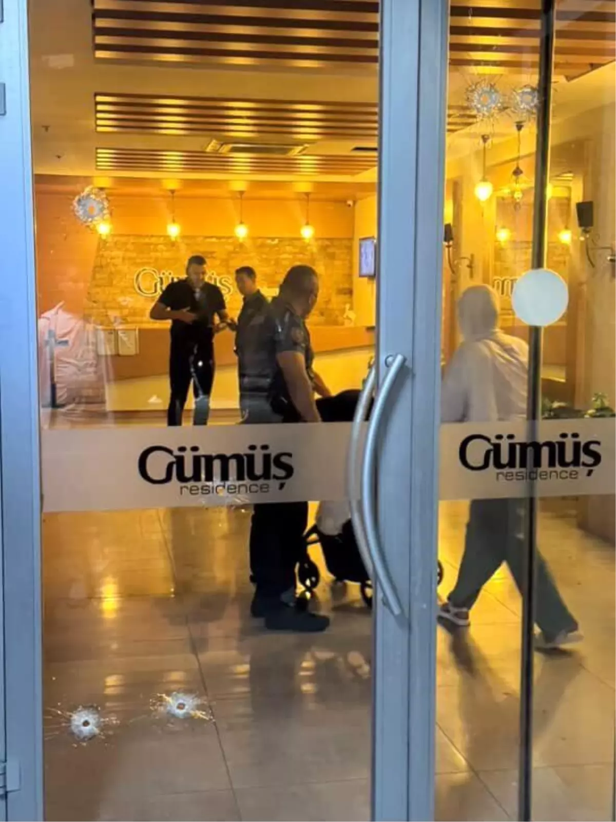 Esenyurt'ta bir dönerci ve rezidansa kurşun yağmuru: O anlar kamerada
