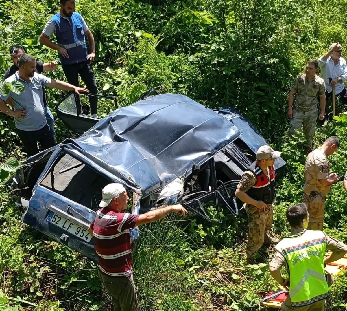 Çaybaşı'nda Uçuruma Yuvarlanan Araçta Sürücü Sıkıştı