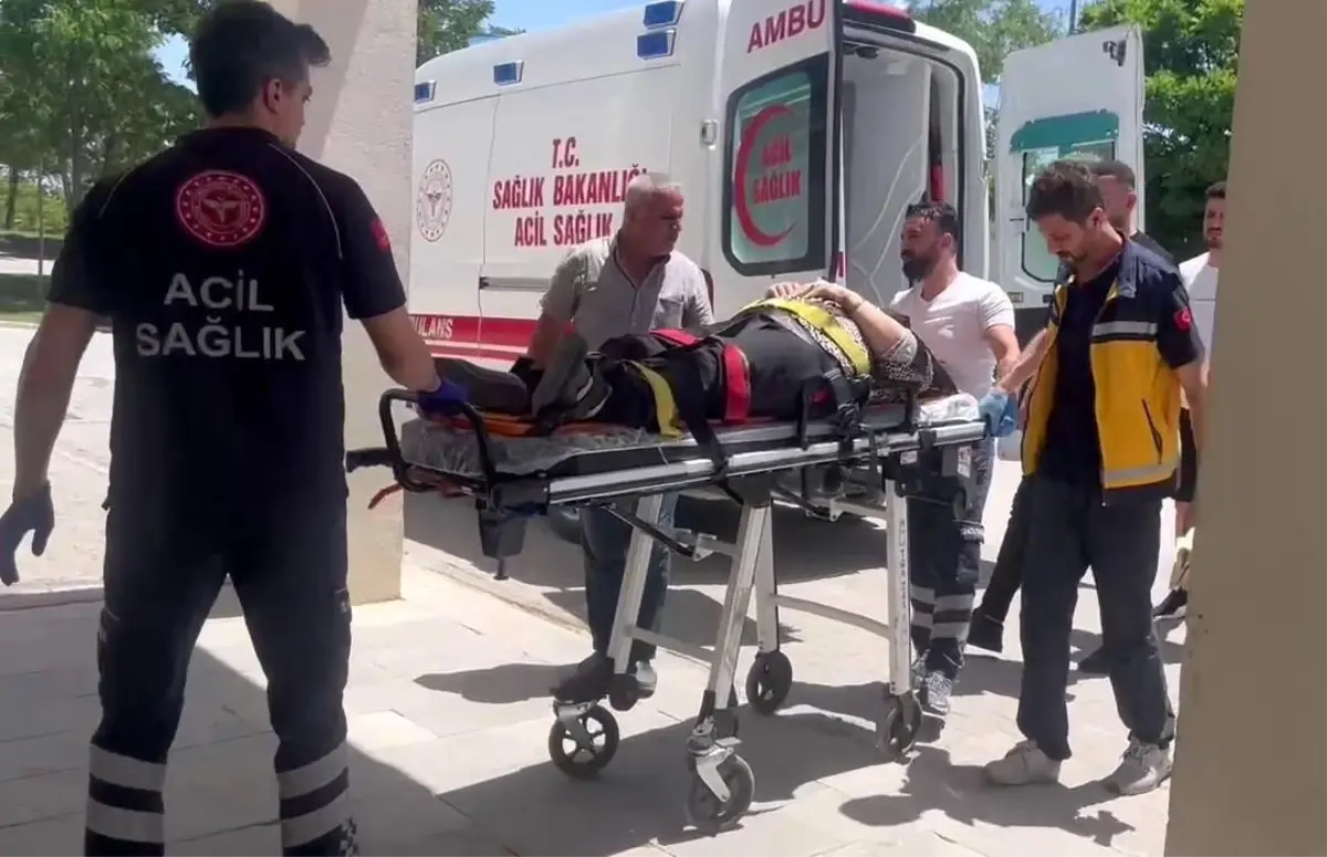 Adıyaman'da Otomobil ve Otobüs Çarpıştı