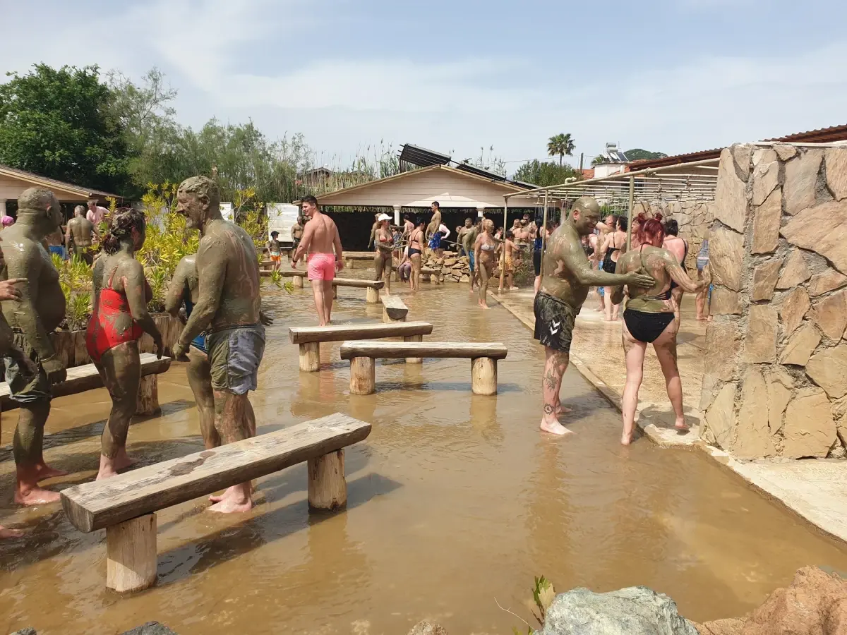 Dalyan'da Çamur Banyosu Turistlerin Gözdesi
