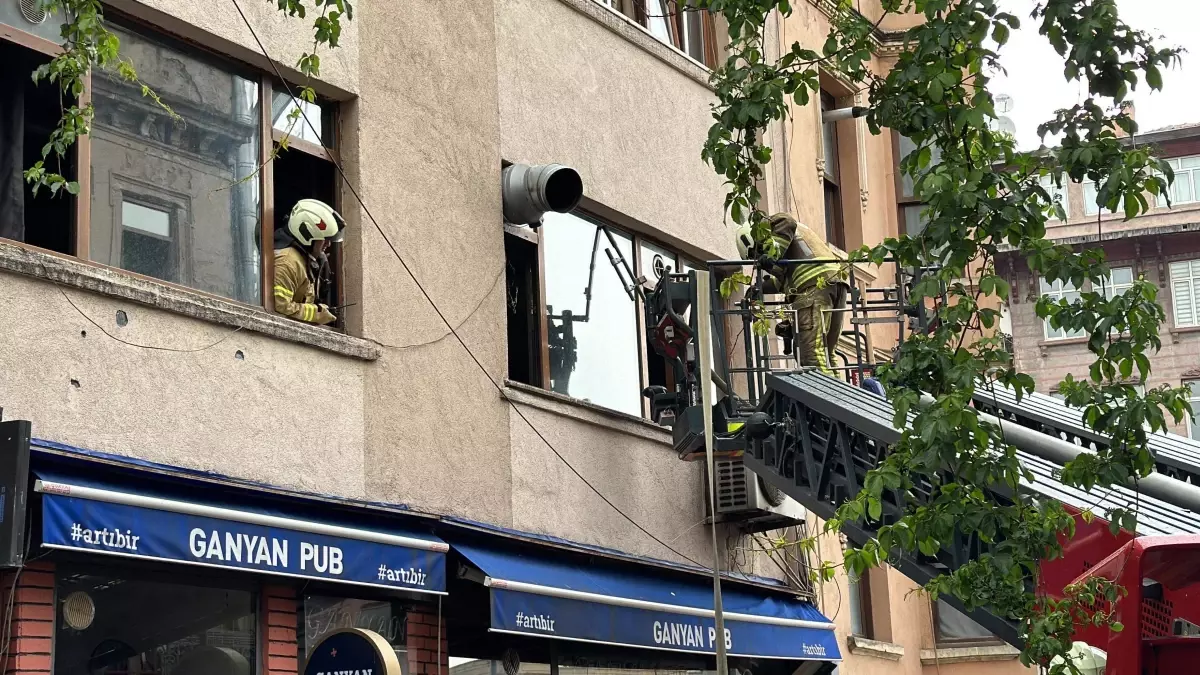 İstanbul'da korkutan yangın! Mahsur kalan iki kişi itfaiye tarafından kurtarıldı