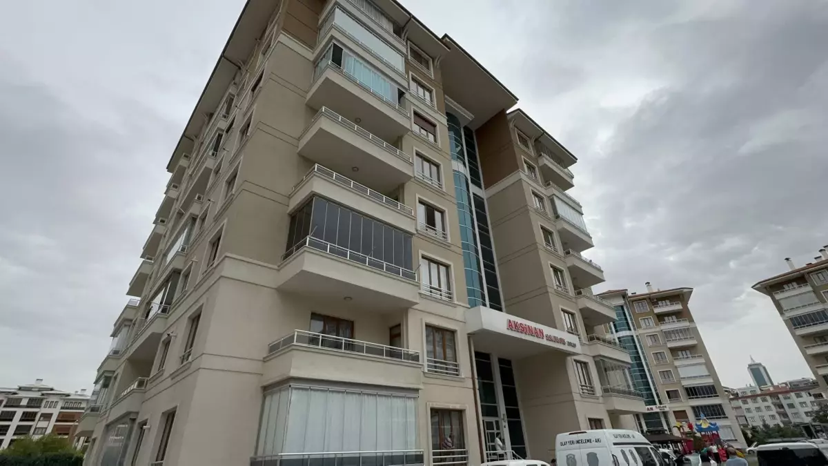 Çocuklarının gözü önünde eşini öldürüp başında bekledi