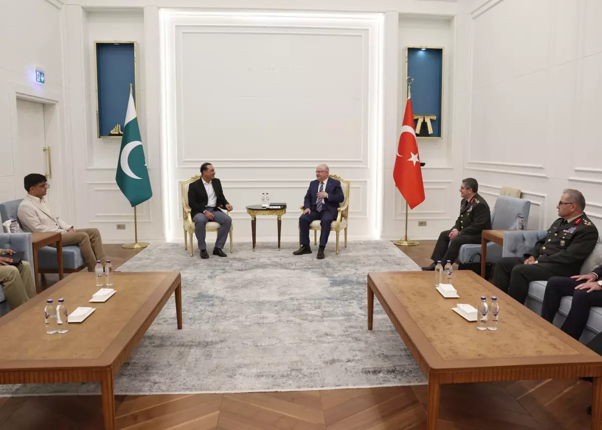 Bakan Güler, Pakistan Komutanı ile Görüştü