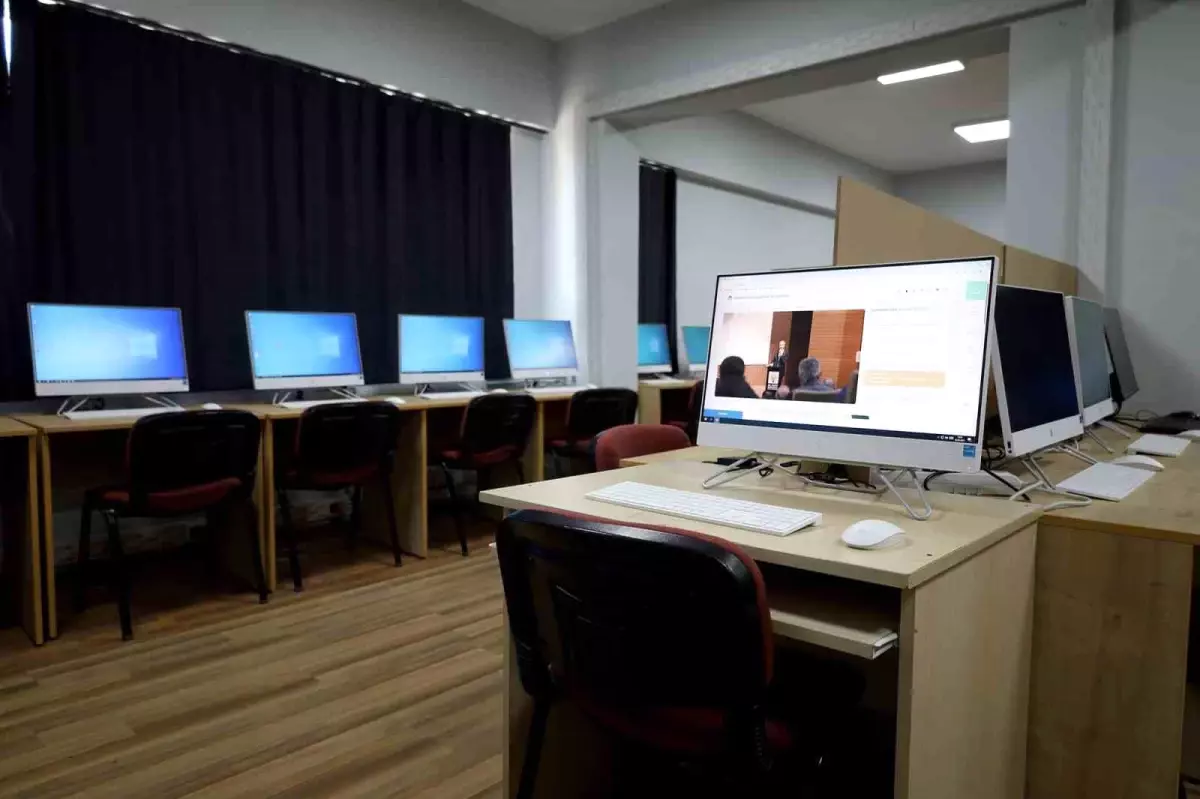 Başkan Alemdar'dan Eğitime Destek: 21 Bilgisayar Öğrencilere Teslim Edildi