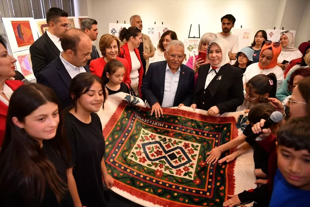Başkan Büyükkılıç, çocukların sanatla buluştuğu sergiyi açtı