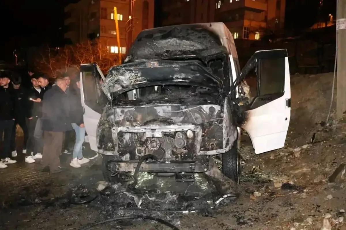 Kayseri'de Park Halindeki Minibüste Yangın