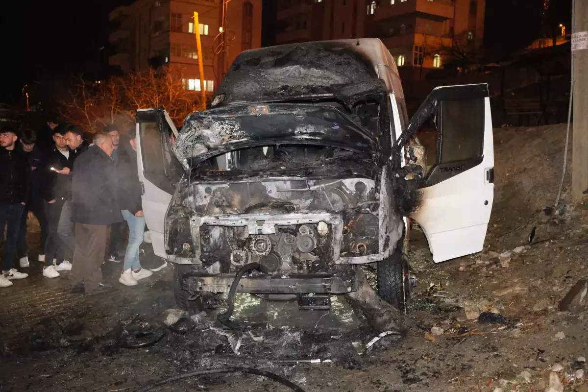 Yahyalı'da Park Halindeki Servis Minibüsü Alev Alev Yandı