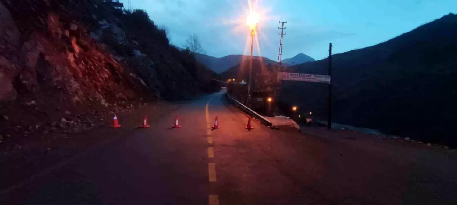 Kayseri'de Heyelan Nedeniyle Kapuzbaşı Şelalesi Yolu Kapandı