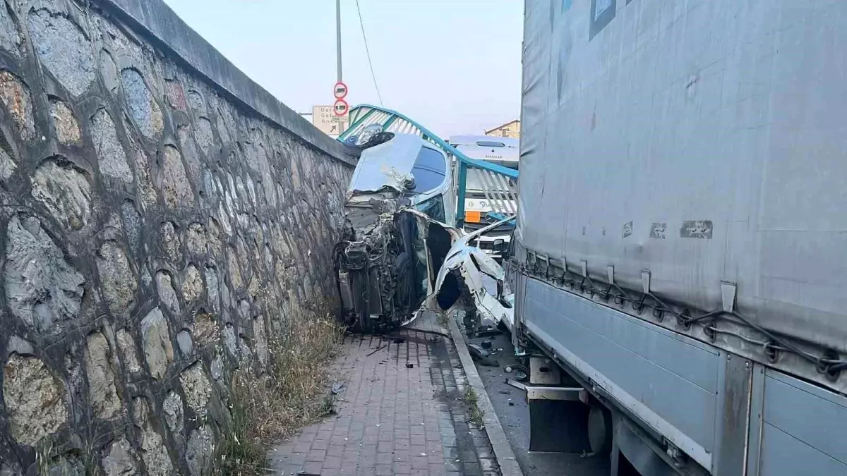 Gebze'de kaza: Otomobil 3 metrede asılı kaldı