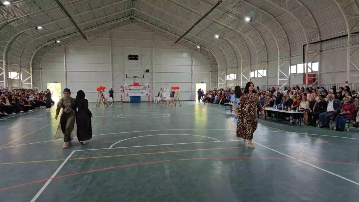Ergani’de Moda Defilesi Düzenlendi