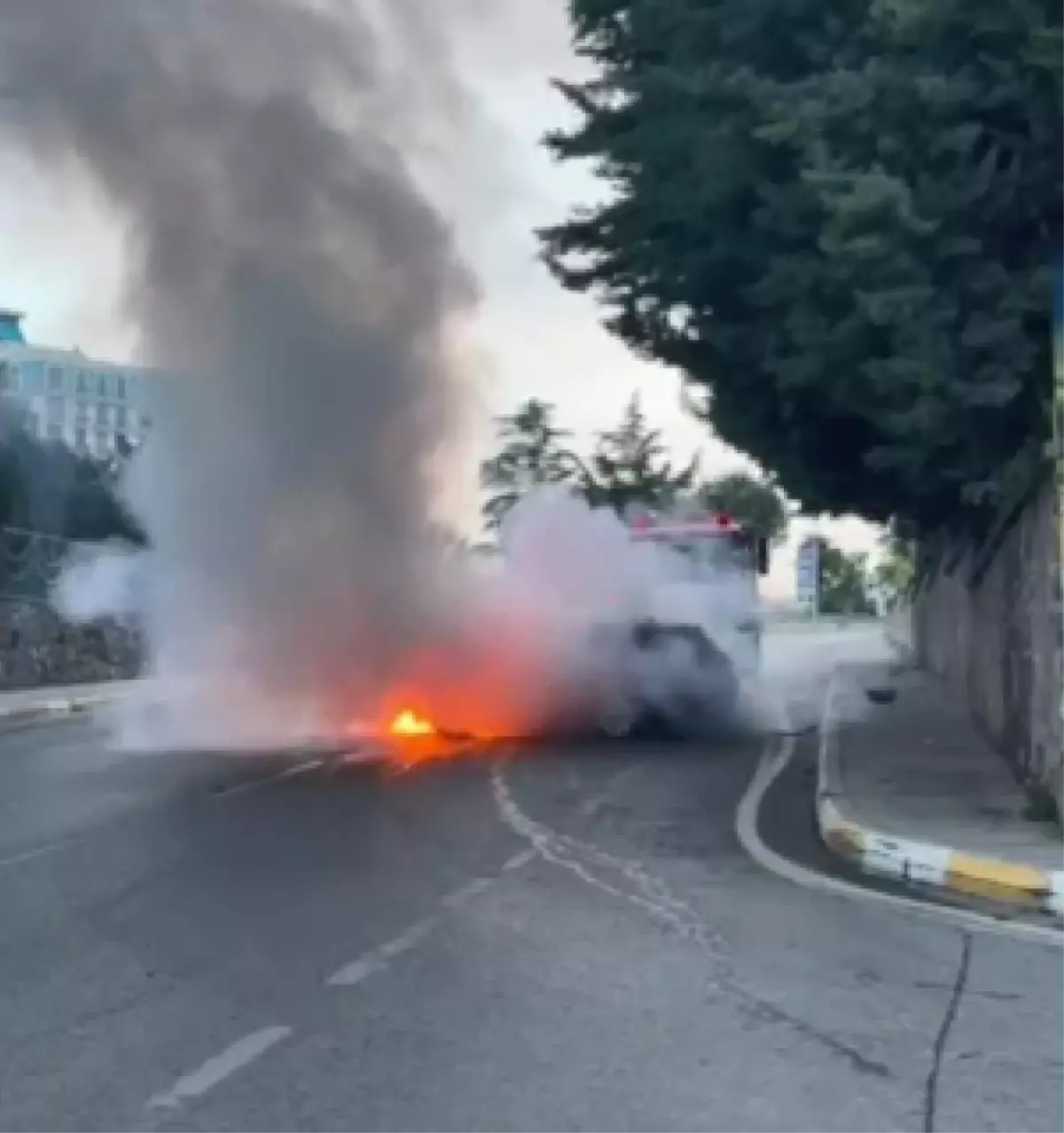 Pendik'te Otomobil Yangını