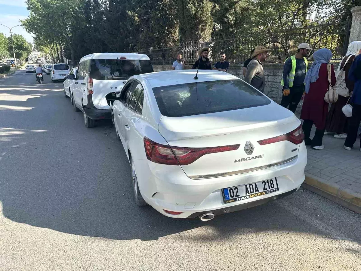 Adıyaman'da Park Halindeki Araçlara Çarpan Otomobil