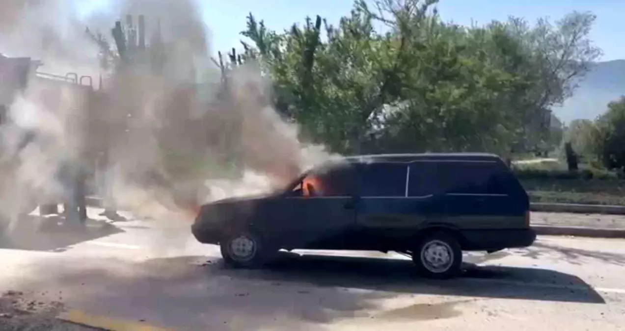 Bolu'da Seyir Halindeki Otomobil Alev Alev Yandı