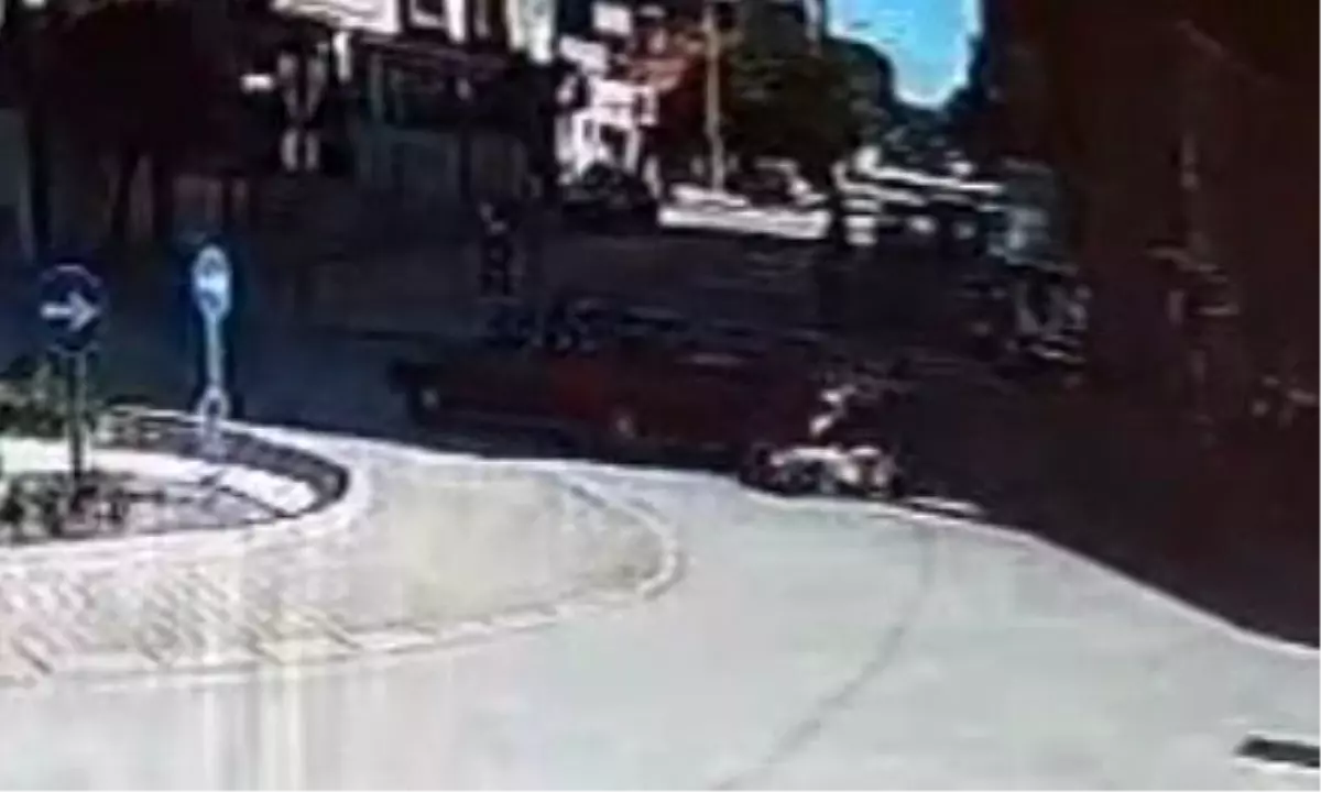 Denizli'de Motosikletli Kadına Otomobil Çarptı