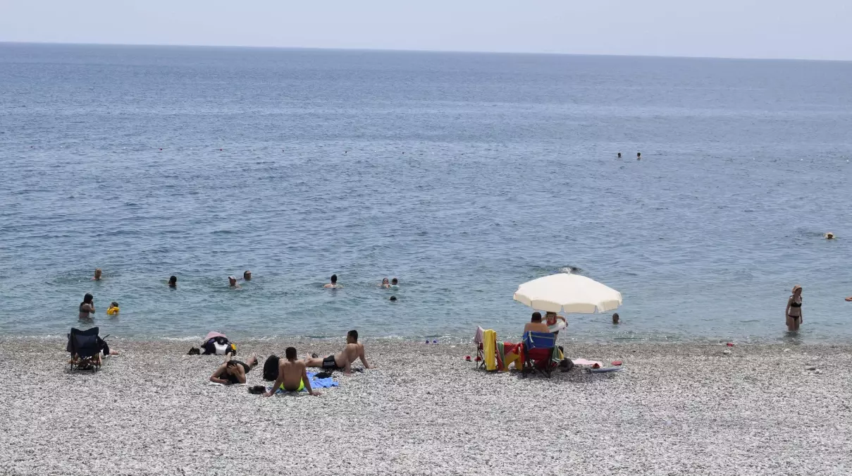 Antalya'da Sıcak Hava, Plajlar Doldu Taştı