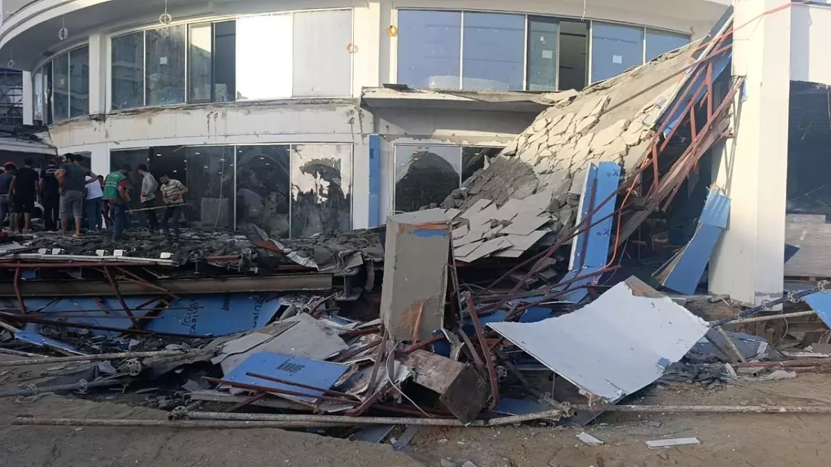 Antalya'da Otel İnşaatında Balkon Göçtü, Kimse Bulunamadı