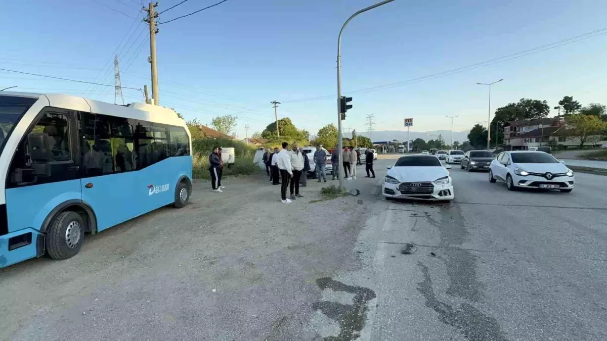 Düzce'de Otomobil, Halk Otobüsüne Çarptı