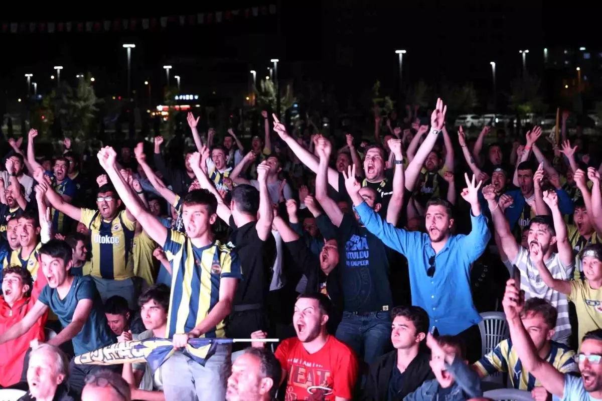 Ankara'da Fenerbahçe Beko'nun EuroLeague Zaferi Coşkuyla Kutlandı