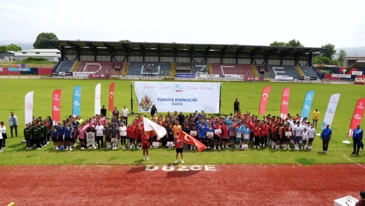 Düzce, Okul Sporları Futbol Yıldızlar Türkiye Şampiyonası'na Ev Sahipliği Yapıyor
