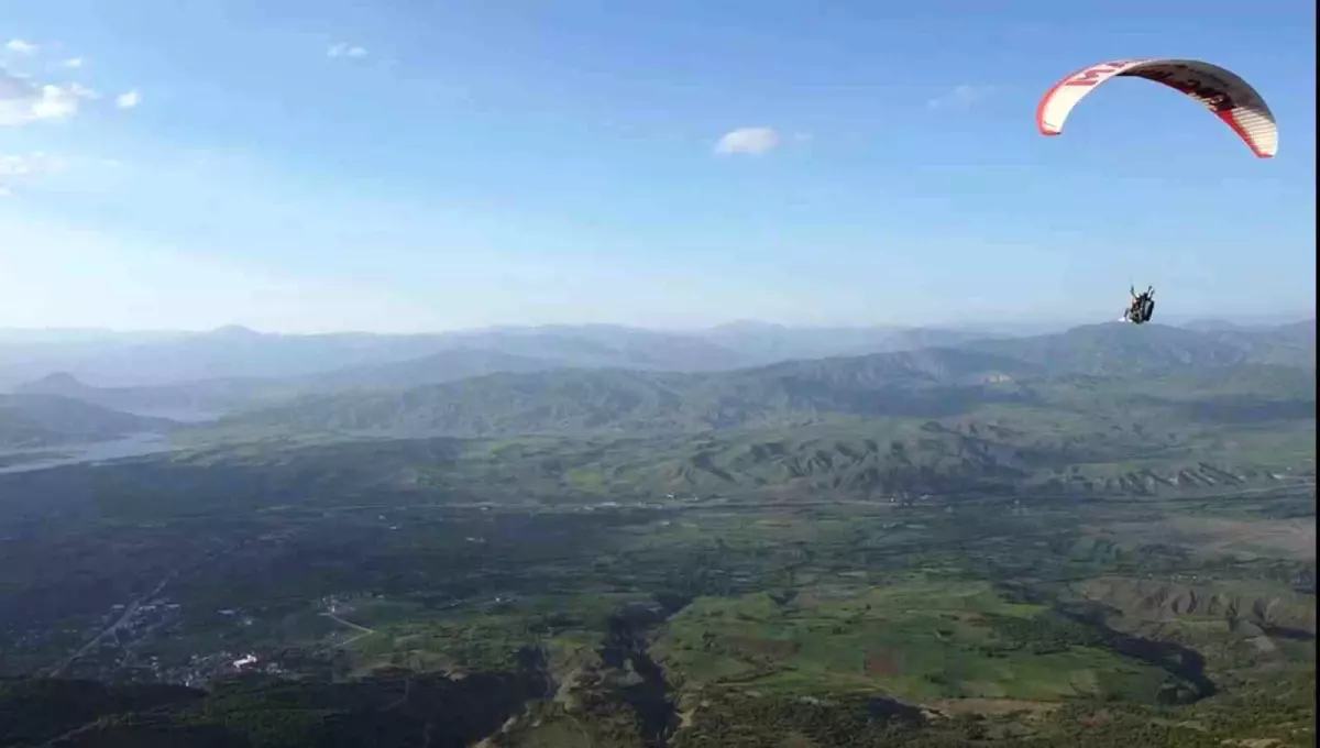 Sivas'ın Akıncılar İlçesinde Yamaç Paraşütü Uçuşları Başladı