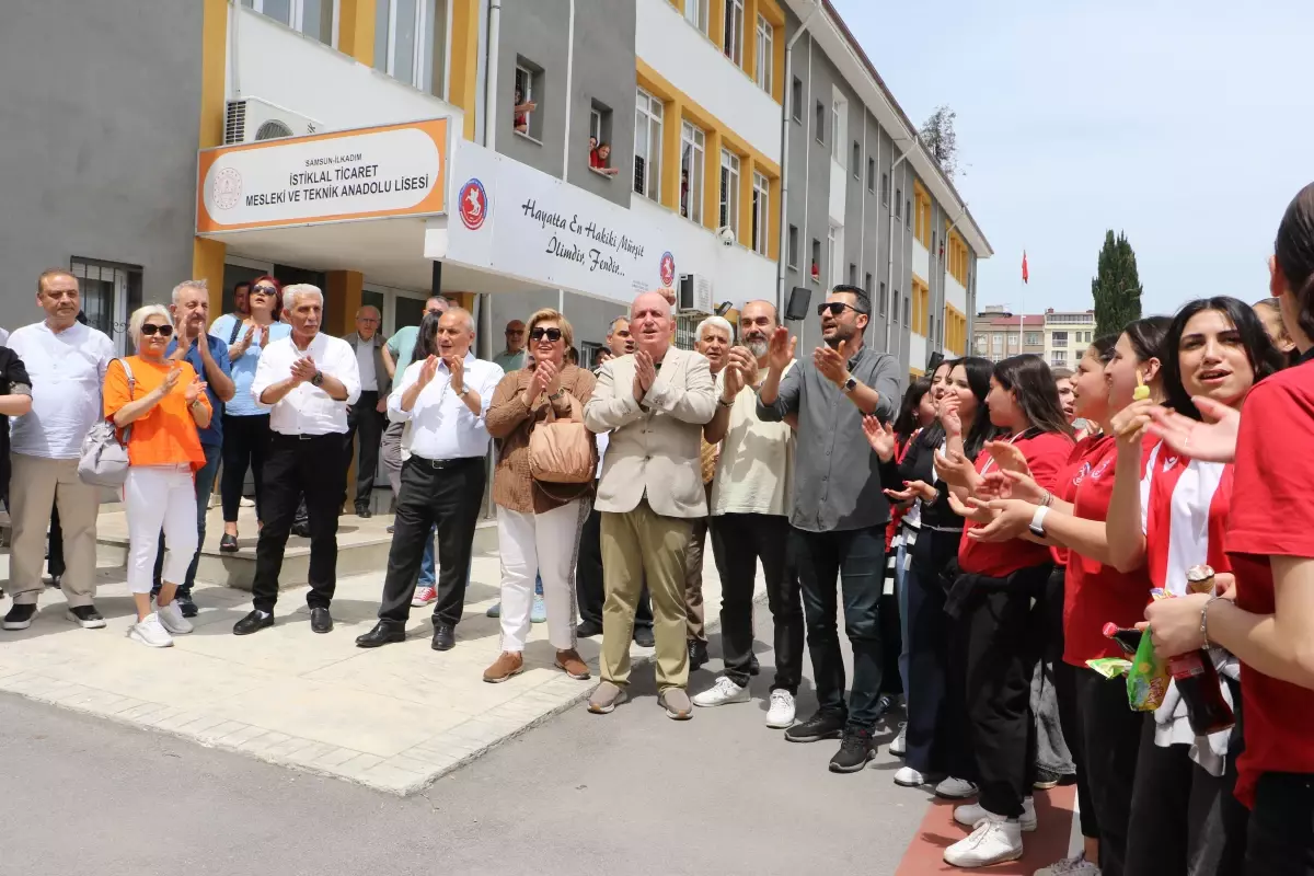 Emekli Öğretmen İzmir Marşı İle Uğurlandı