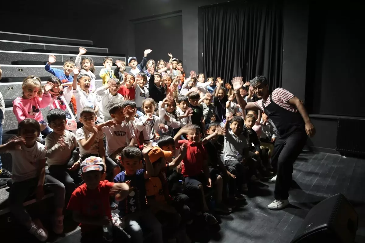 Van Akdamar Tiyatro Şenliği Devam Ediyor