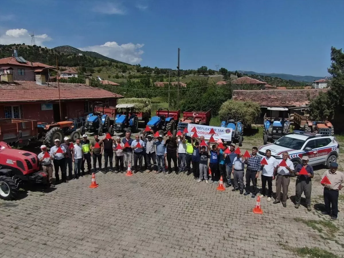 Traktör Sürücülerine Reflektör Eğitimi