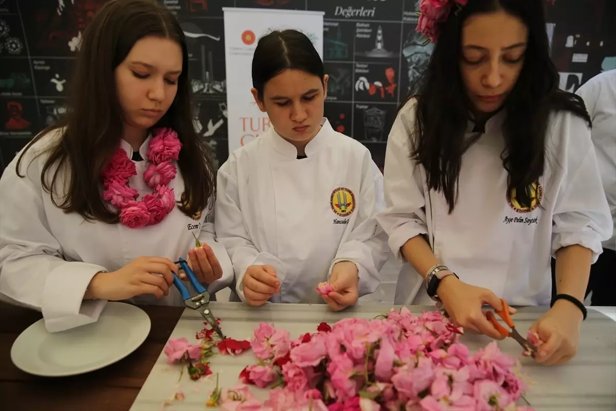 Edirne'de Osmanlı Usulü Gül Reçeli Yapıldı