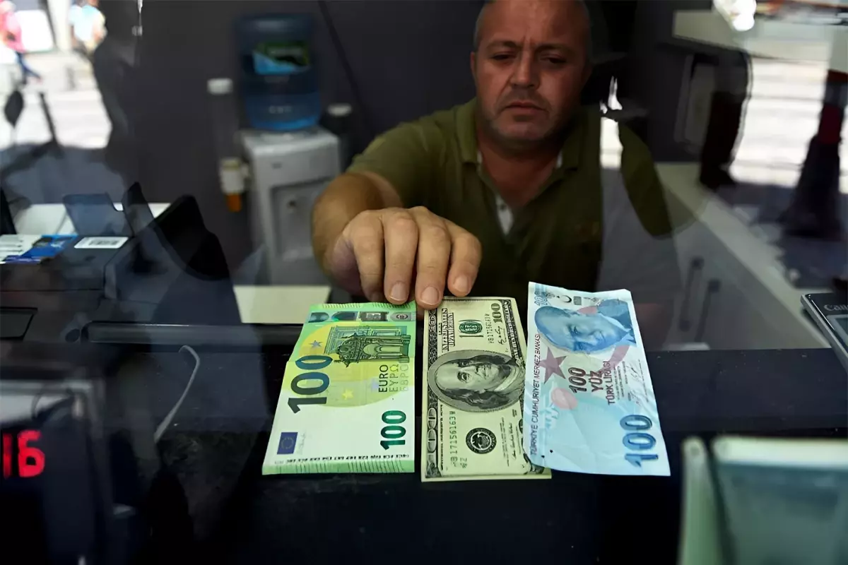 Dolar/TL haftaya hareketli başlarken Sterlin yeni rekor kırdı