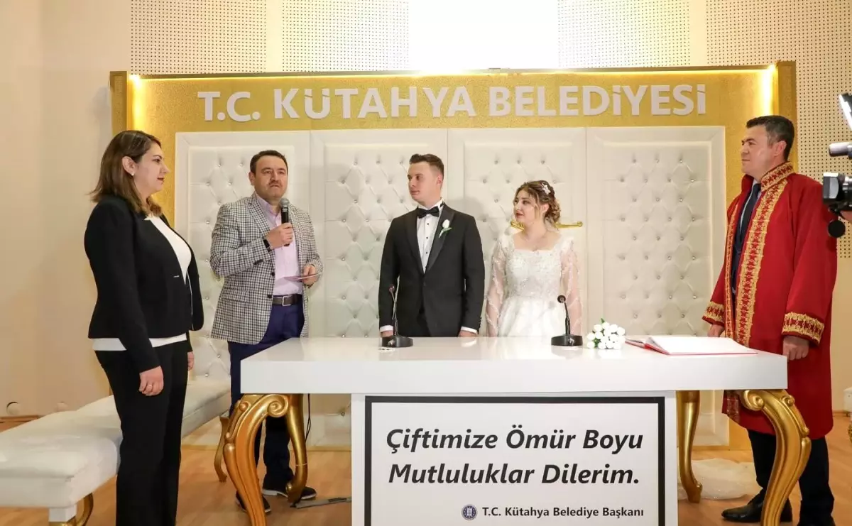 Vali Işın'dan Yeni Çifte Mutluluk Dilekleri