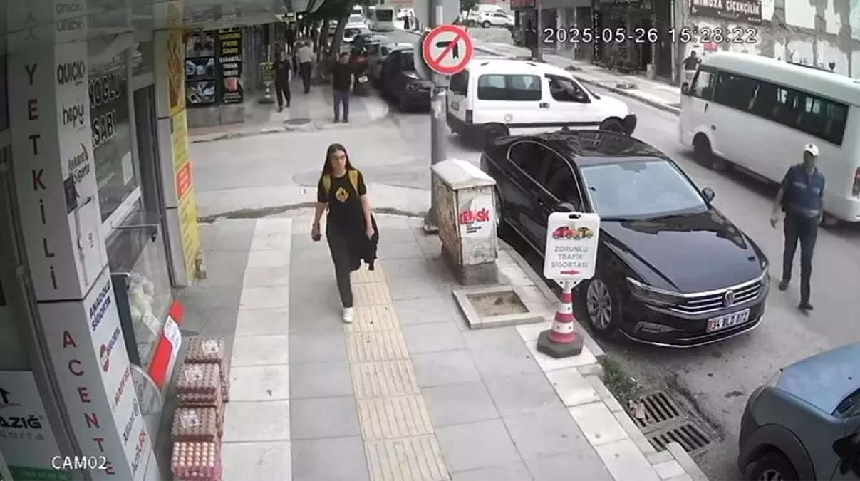 Elazığ'da Minibüs ile Hafif Ticari Araç Çarpıştı