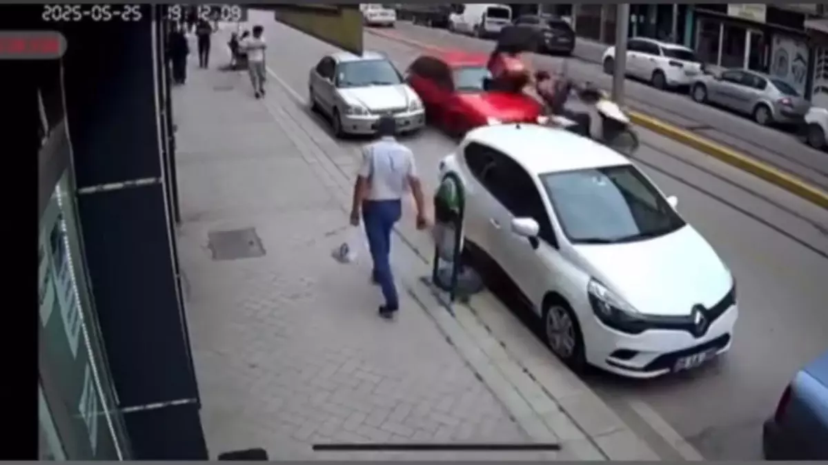 Eskişehir'de Motosiklet Kazası: Kurye Yaralandı
