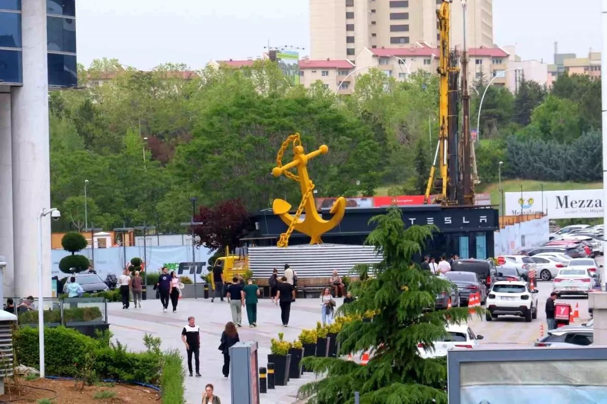 Ankara'da Fırtına Tesla Bayii'nin Çatısını Uçurdu