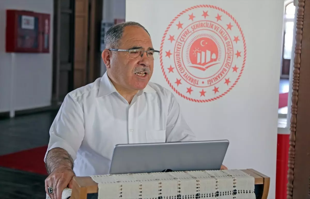 Muğla'da, üniversite öğrencileri atık malzemelerden kilim dokudu