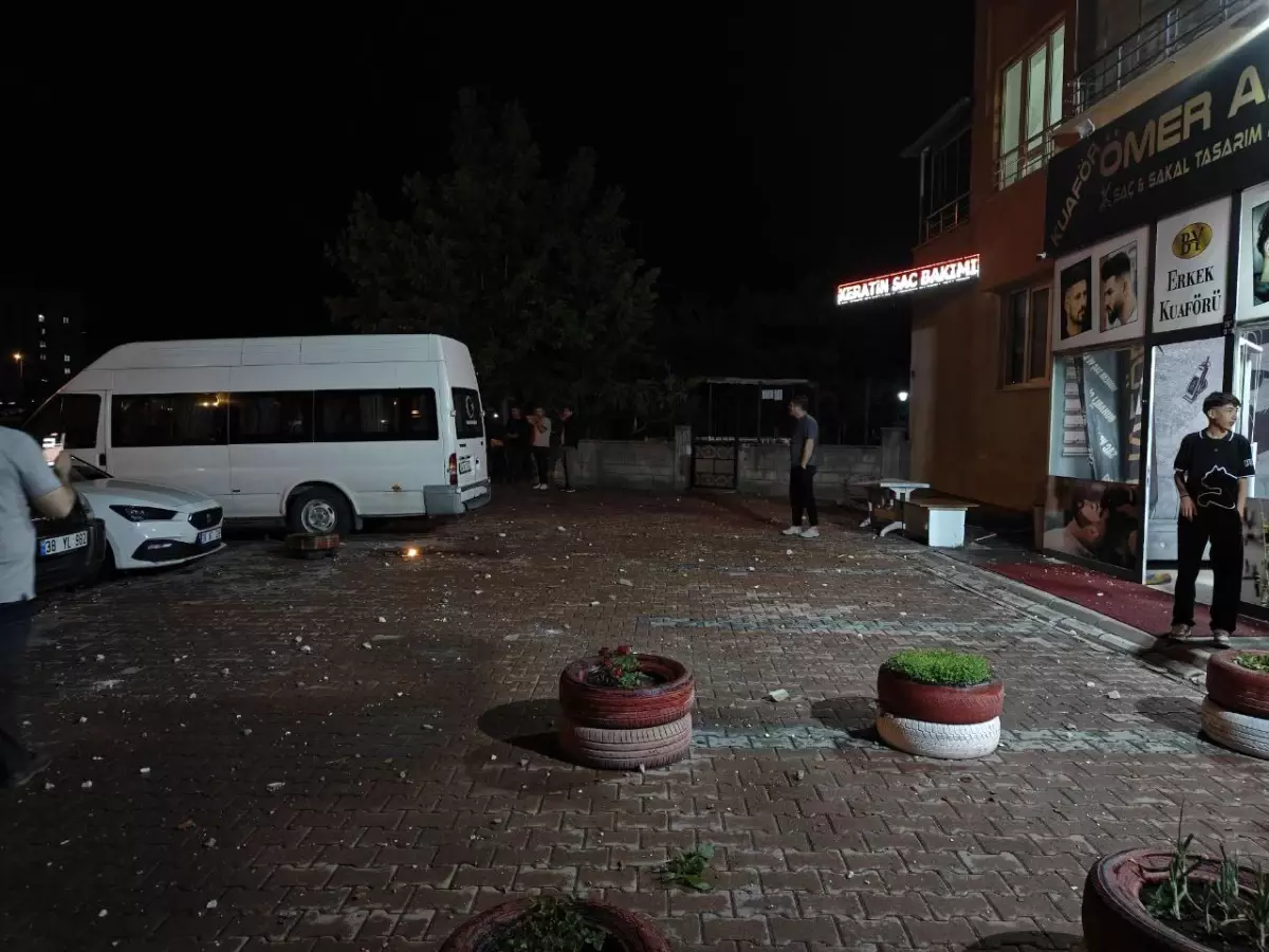 Kayseri'de Yıldırım Düşmesi Araçlara Zarar Verdi