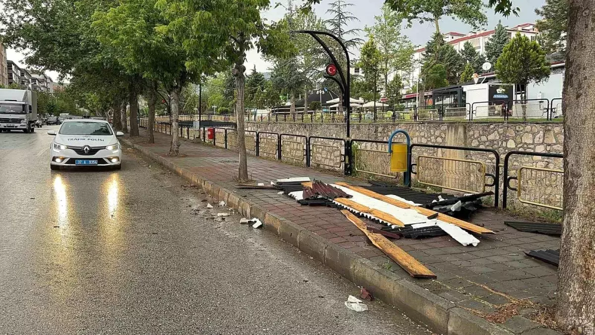 Tosya'da Fırtına: Elektrik Kesintisi ve Çatı Uçması