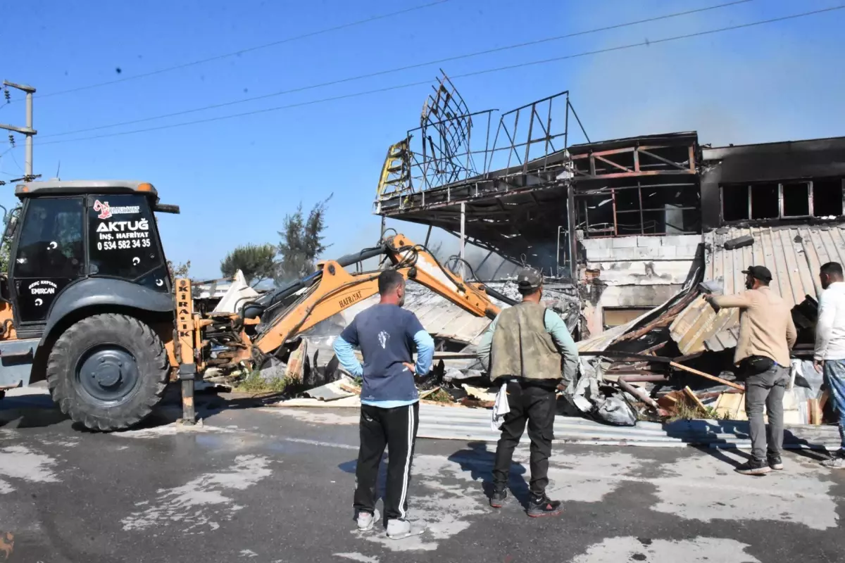 İzmir'de Fabrikada Yangın Kontrol Altına Alındı