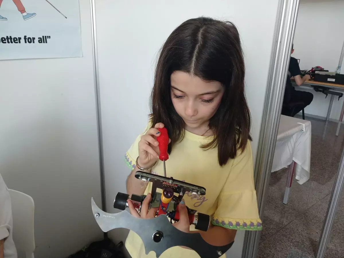 Bengi Kardeşler Robot Yarışmasında Başarı Elde Etti