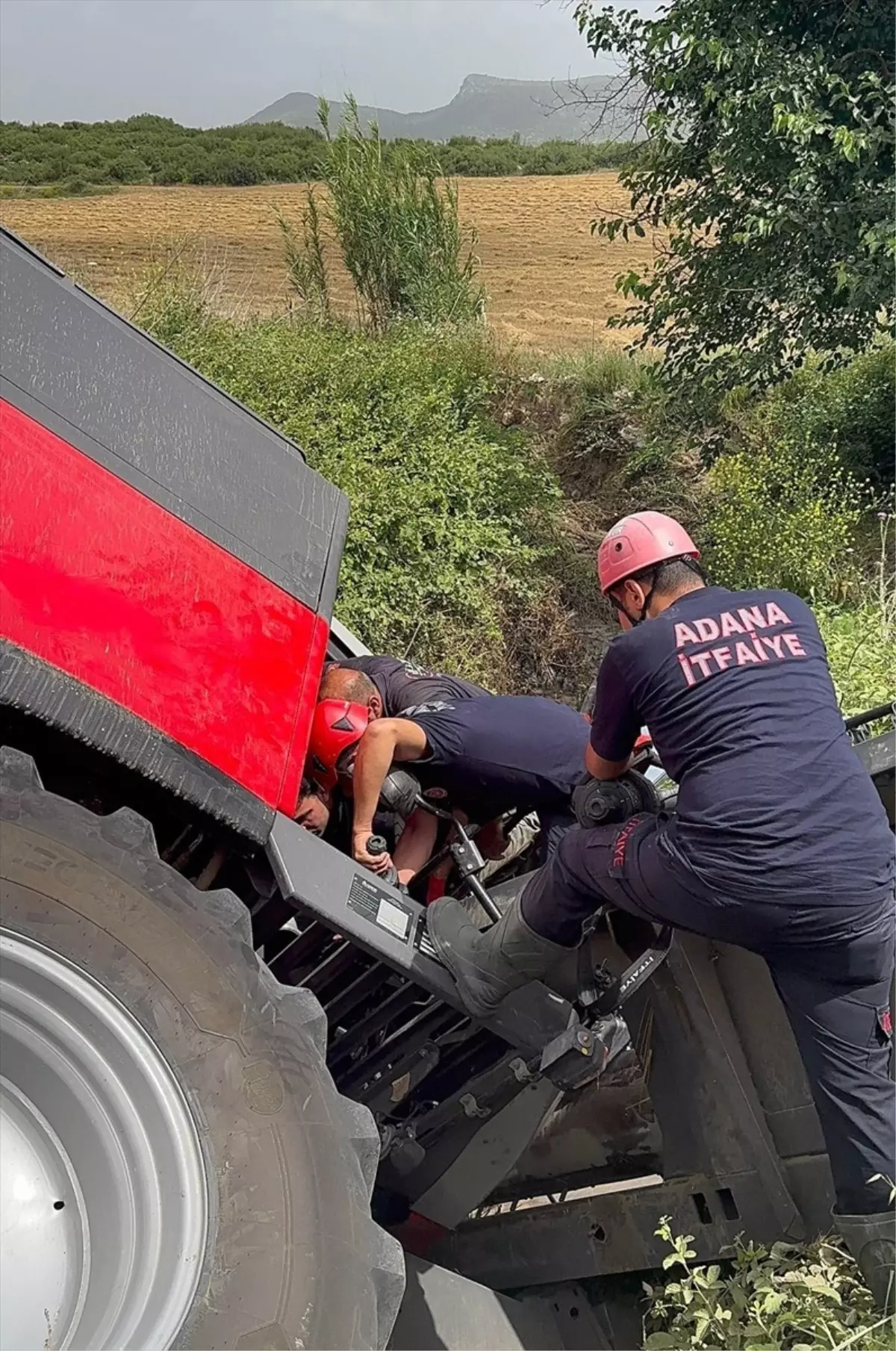 Biçerdöver Devrildi, Sürücü Kurtarıldı