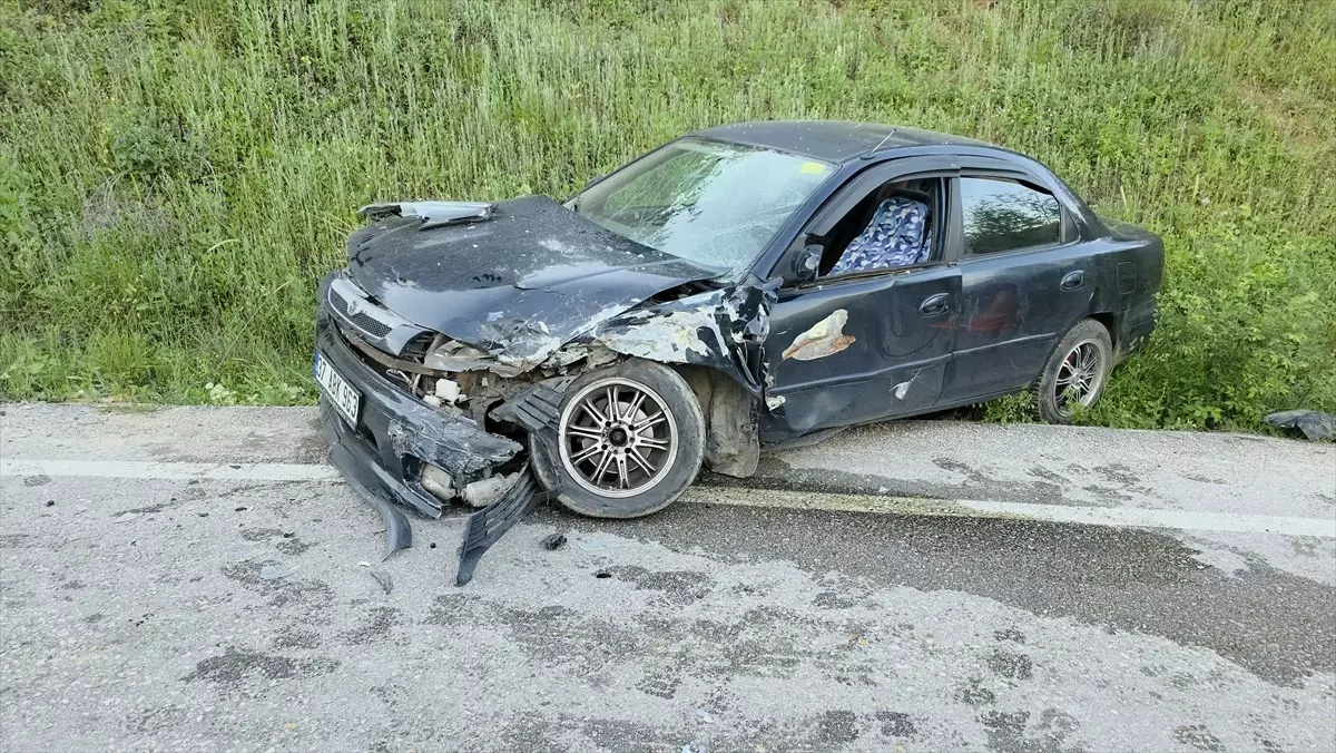 İnegöl'de Otomobil Çarpışması: 3 Yaralı