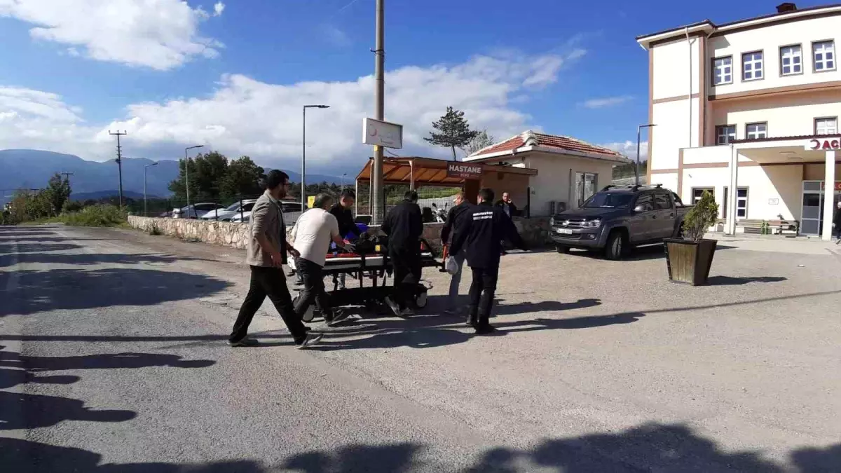 Motosiklet Sürücüsü Hastane Önünde Devrildi