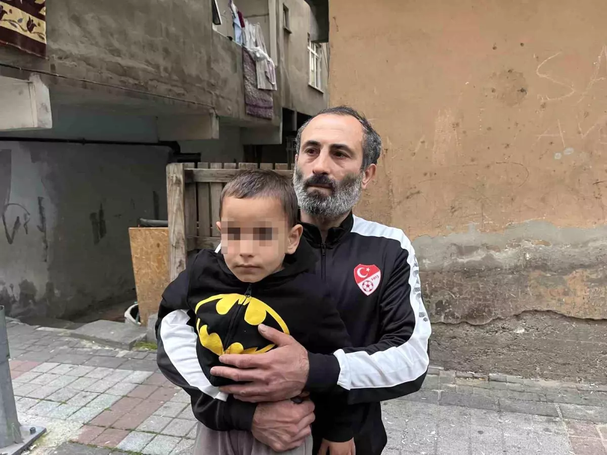 Bağcılar'da 3 Yaşındaki Çocuk Otomobilin Çarpmasıyla Yaralandı