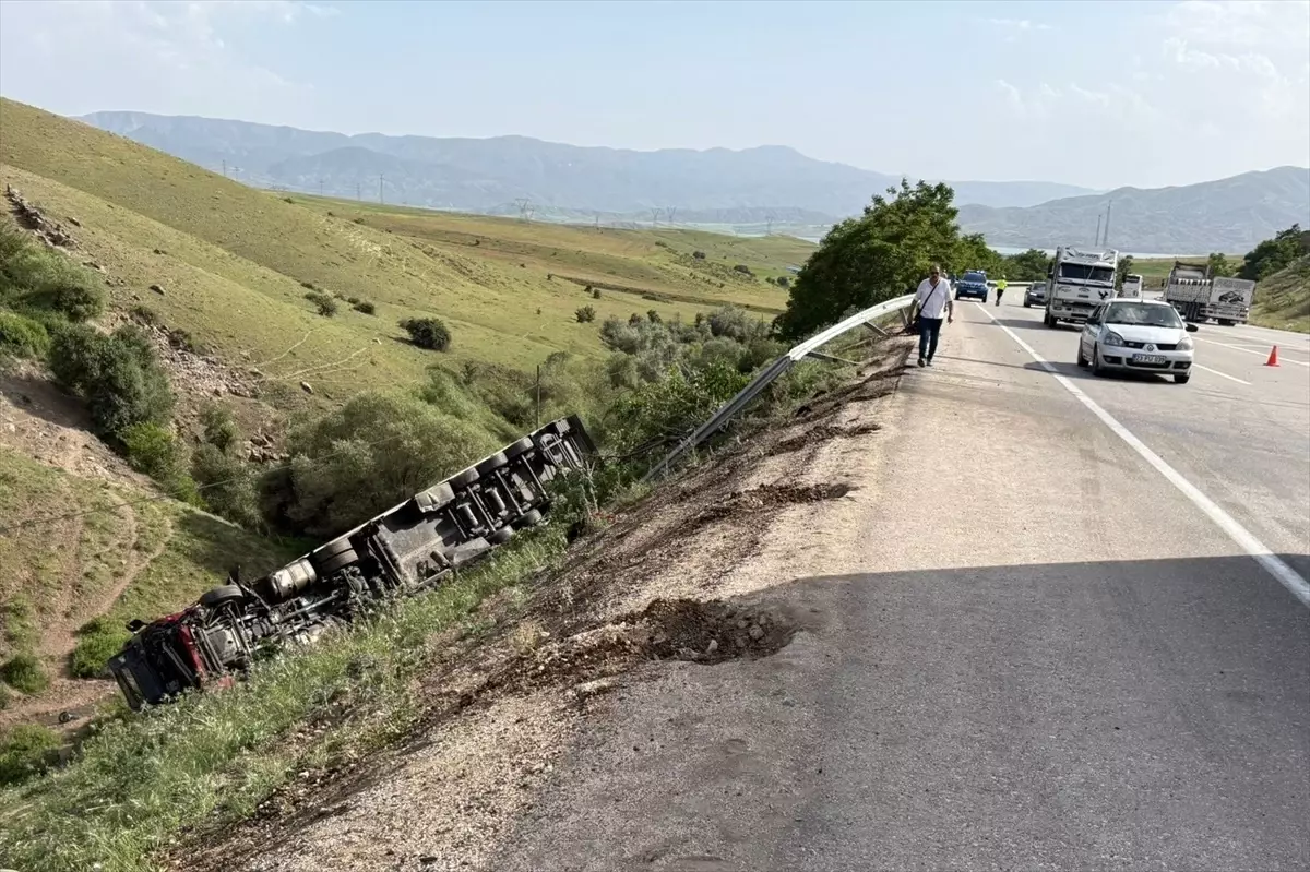 Elazığ'da Tır-Otomobil Çarpışması: 1 Ölü, 2 Yaralı