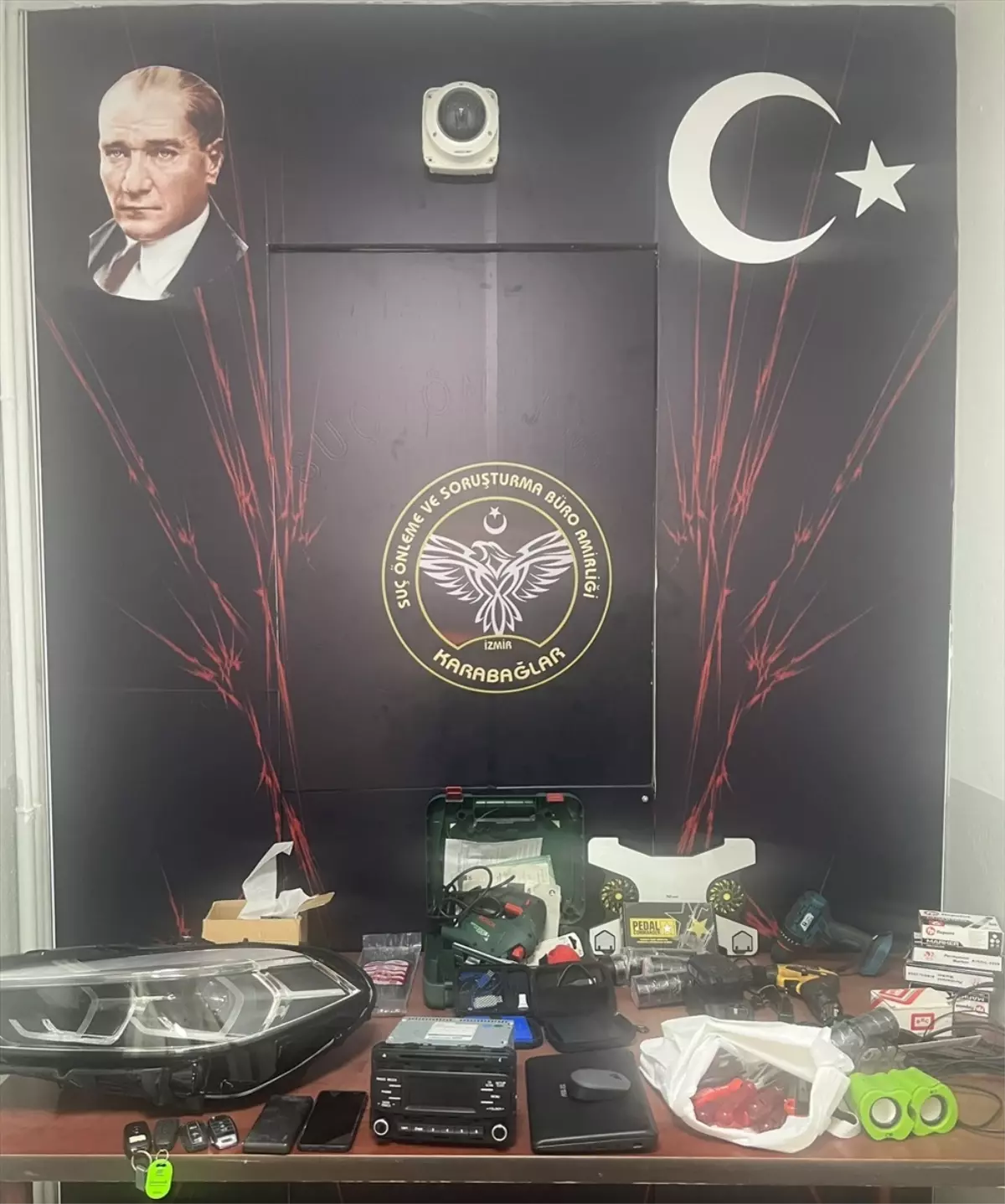 İzmir'de Hırsızlık Şüphelileri Tutuklandı