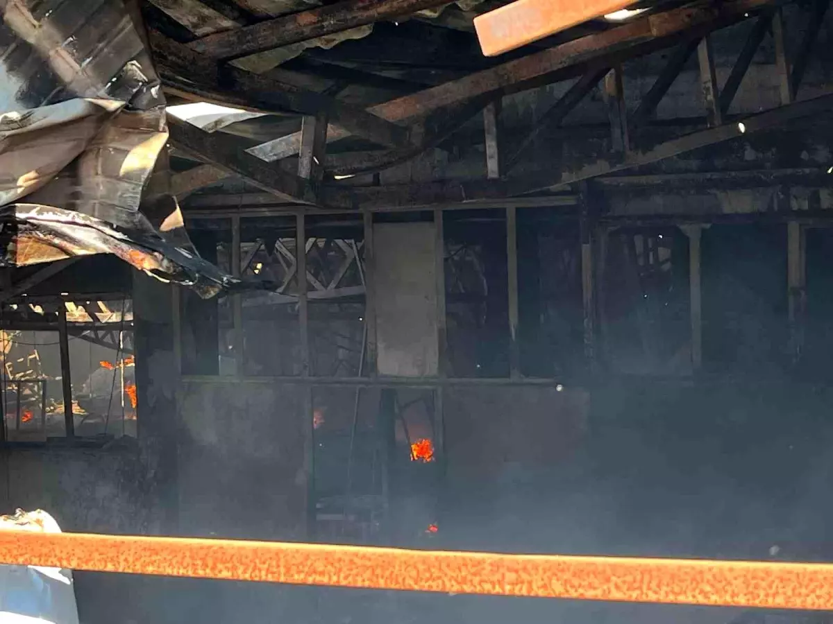 İzmir'de Fabrika Yangını Kontrol Altına Alındı