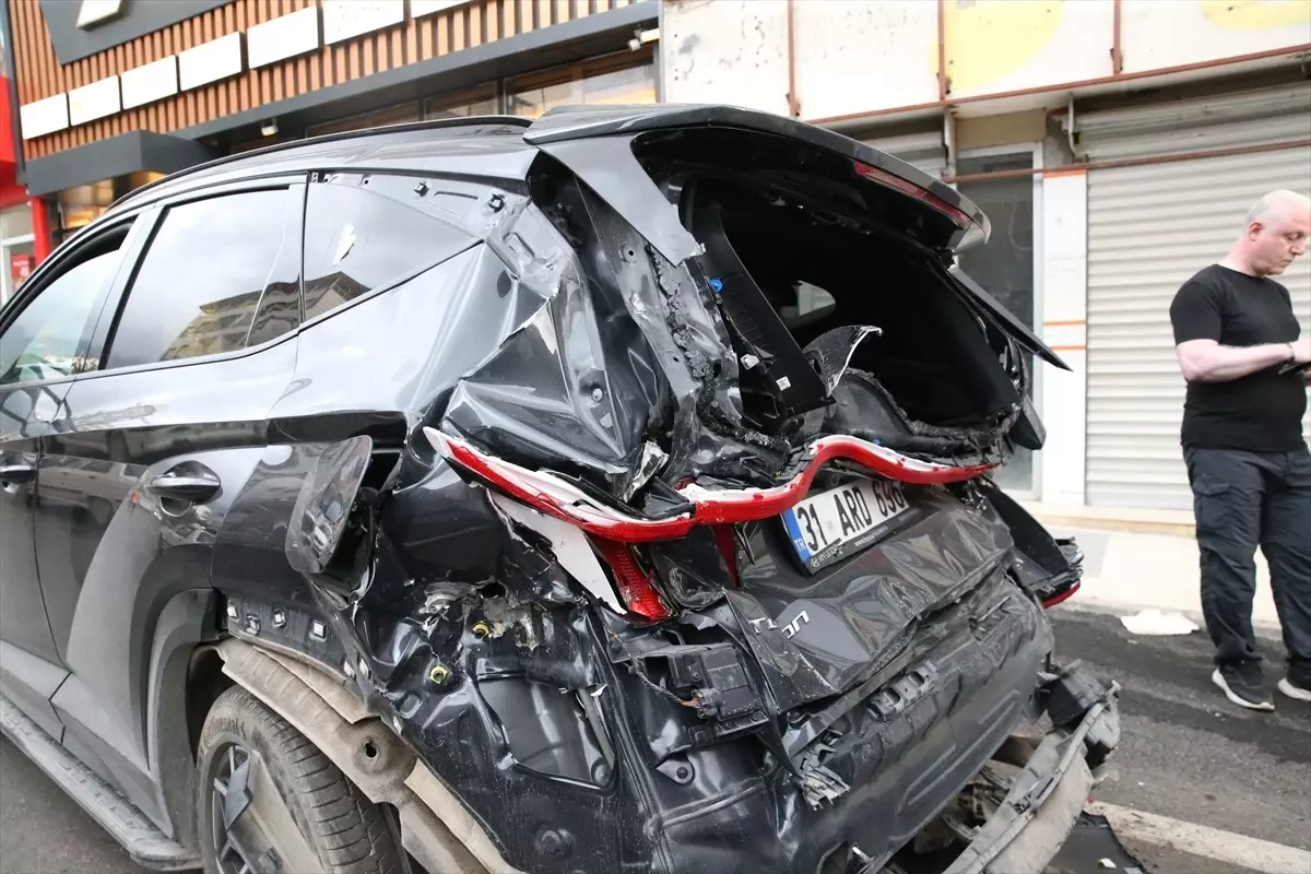 İskenderun'da Freni Arızalanan İş Makinesi 4 Araca Çarptı