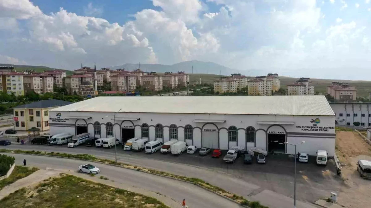 Van'da Modern Kapalı Semt Pazarı Esnafın Hizmetinde