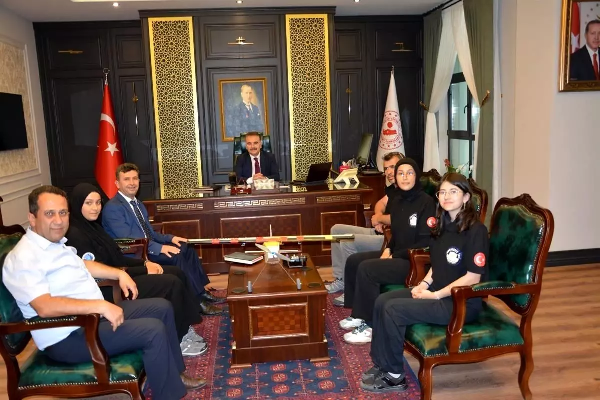 Başarılı Öğrenciler Kaymakamı Ziyaret Etti