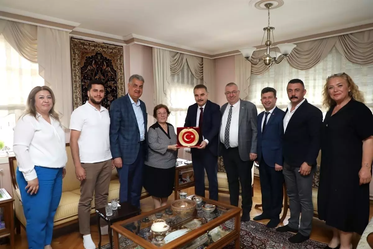 Hayırsever Zehra Baysal'a Teşekkür Plaketi